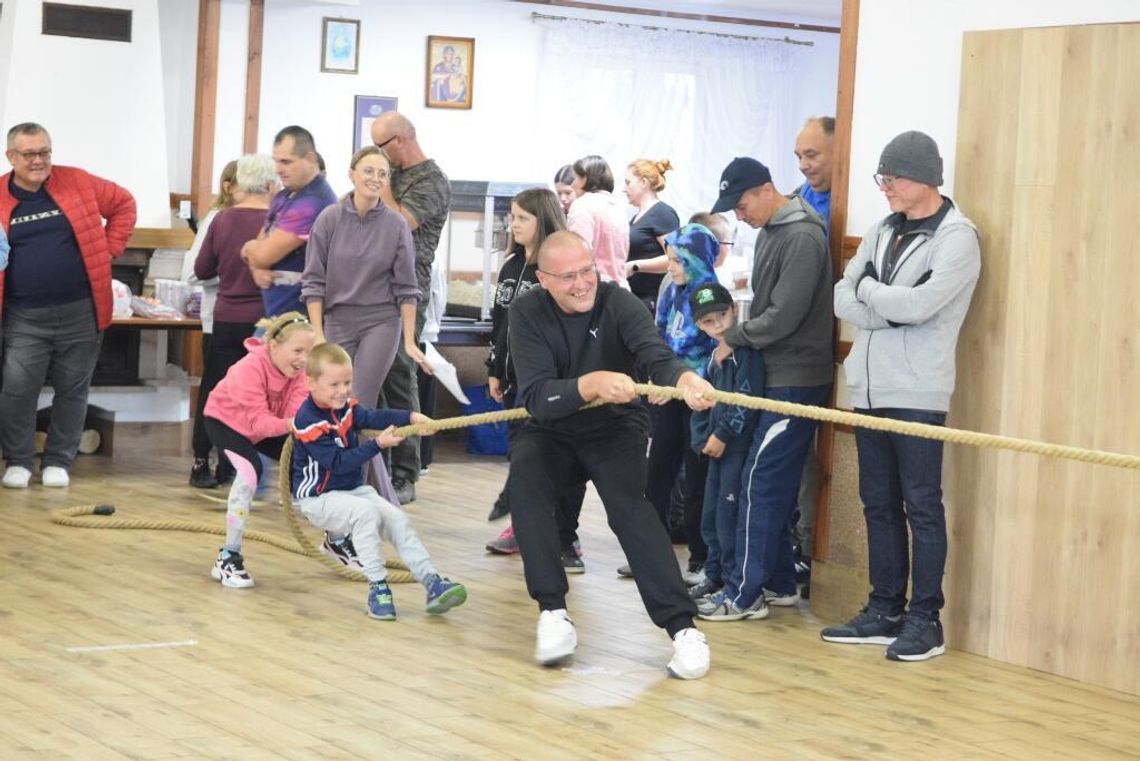 Rzucali kaloszem i przeciągali linę Rzucali kaloszem i przeciągali linę