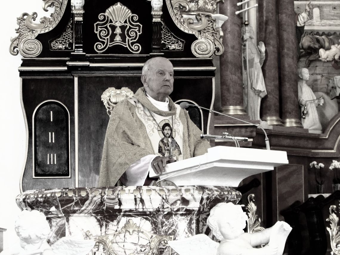 Sarnacka parafia żegna kapłana ksiądz prałat leon pawluk sarnaki lipno pogrzeb drohiczyn