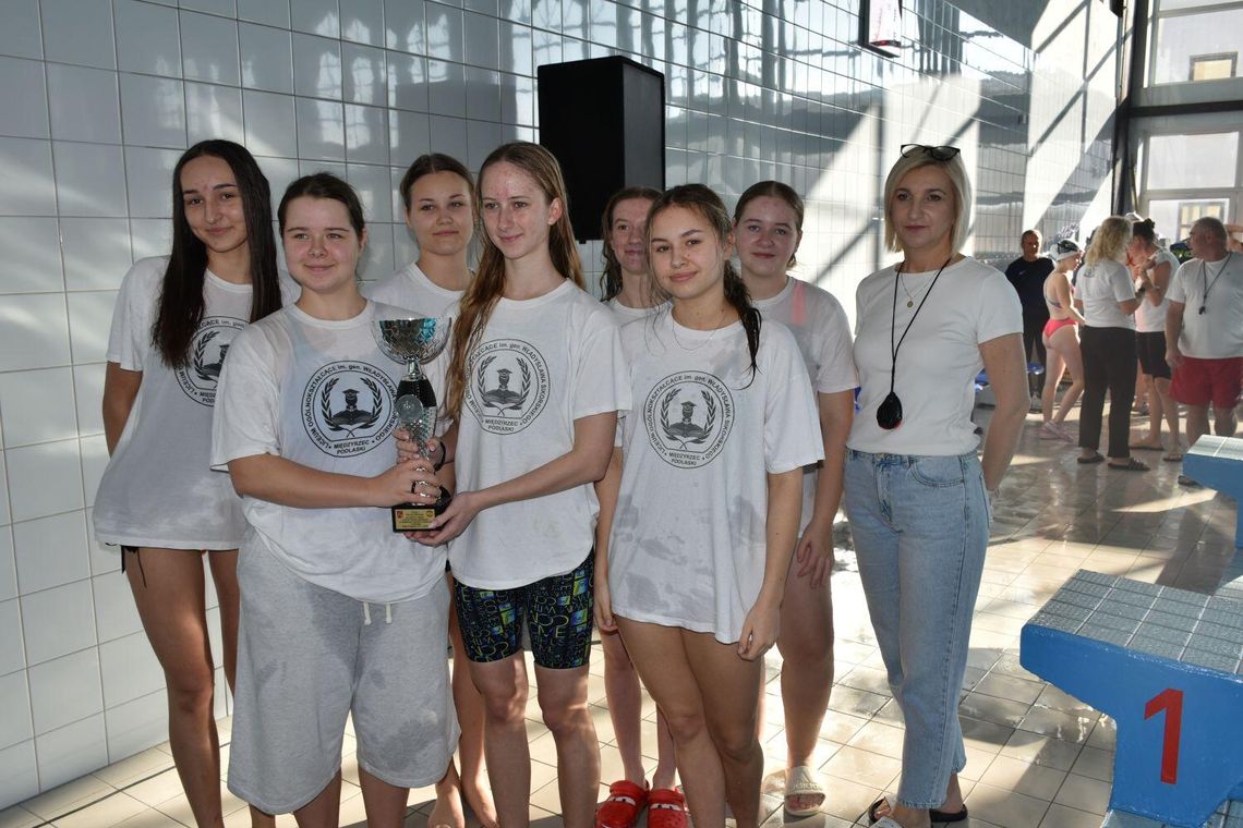 Ścigali się na basenie licealiści Ścigali się na basenie licealiści