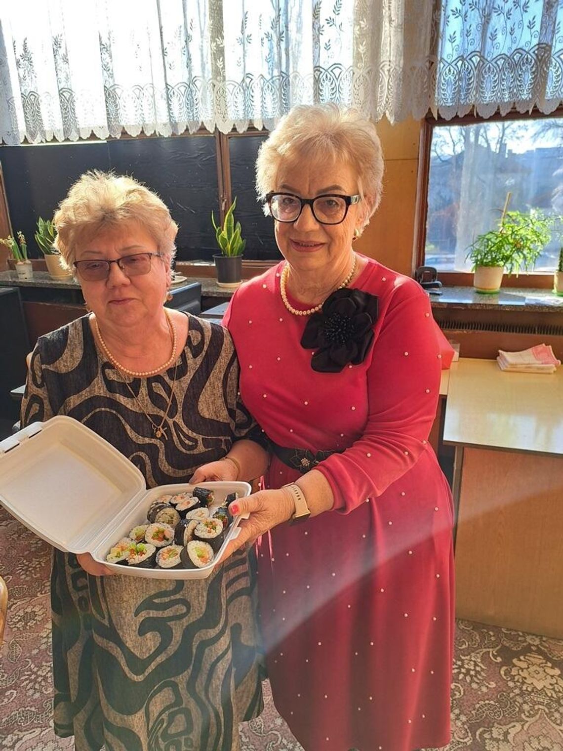 Seniorzy nauczyli się robić sushi