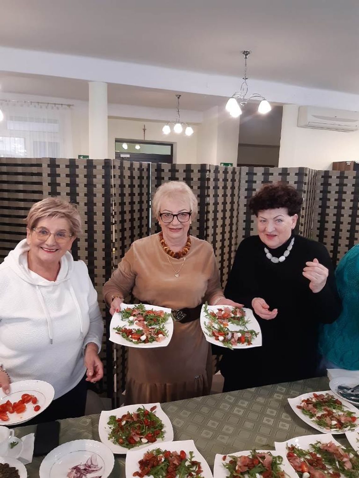 Seniorzy uczyli się kulinarnych umiejętności Seniorzy uczyli się kulinarnych umiejętności