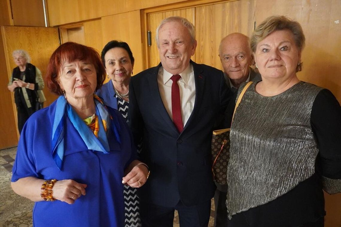 Seniorzy wystawili jasełka i podzielili się opłatkiem Seniorzy wystawili jasełka i podzielili się opłatkiem