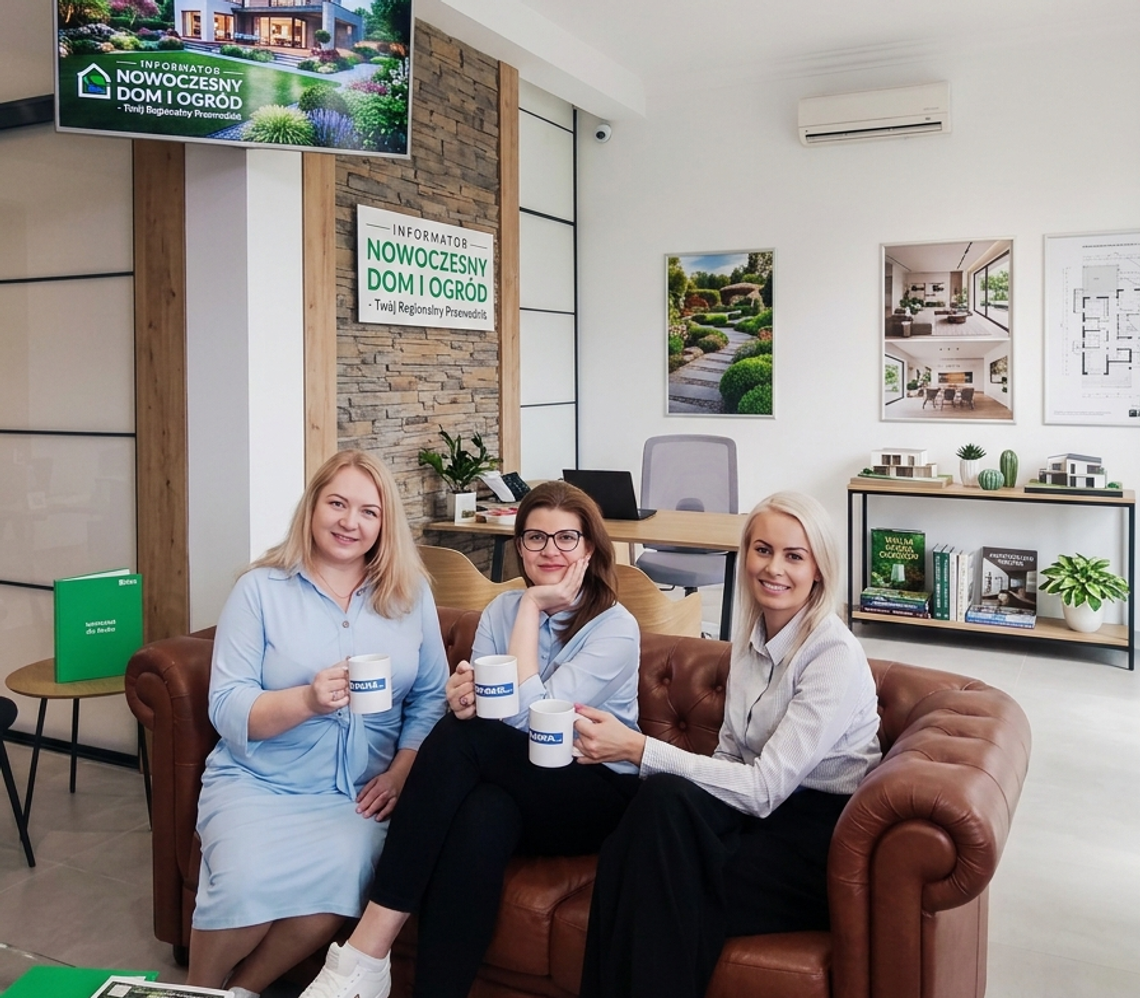 Trzy uśmiechnięte kobiety siedzą na brązowej, pikowanej kanapie w nowoczesnym biurze. Trzymają białe kubki z logo. W tle widać jasne wnętrze, biurko oraz elementy promocyjne informatora „Nowoczesny Dom i Ogród”. Atmosfera profesjonalizmu i otwartości.