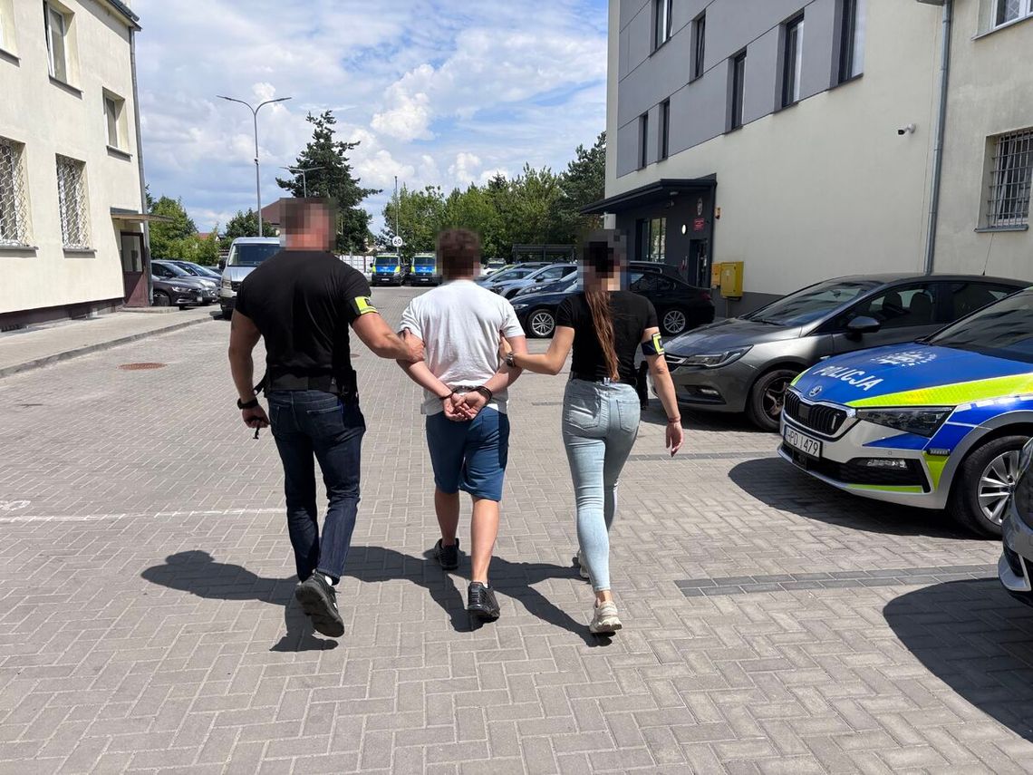 Skopali mężczyznę i zerwali z niego koszulkę. Kibolski napad w Międzyrzecu Podlaskim Skopali mężczyznę i zerwali z niego koszulkę. Kibolski napad w Międzyrzecu Podlaskim