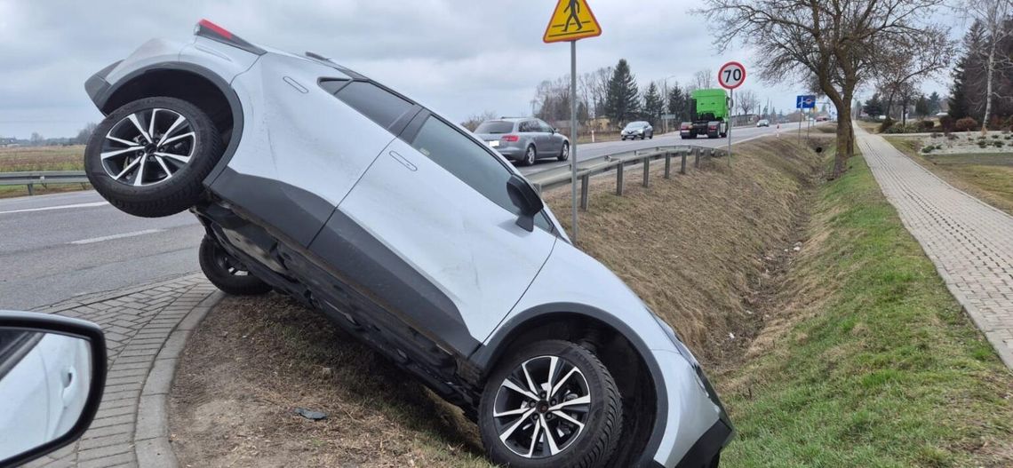 Sławacinek Nowy. Samochód wpadł do rowu Sławacinek Nowy. Samochód wpadł do rowu