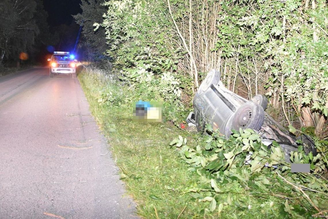 Sławatycze Kolonia. Dachował samochód