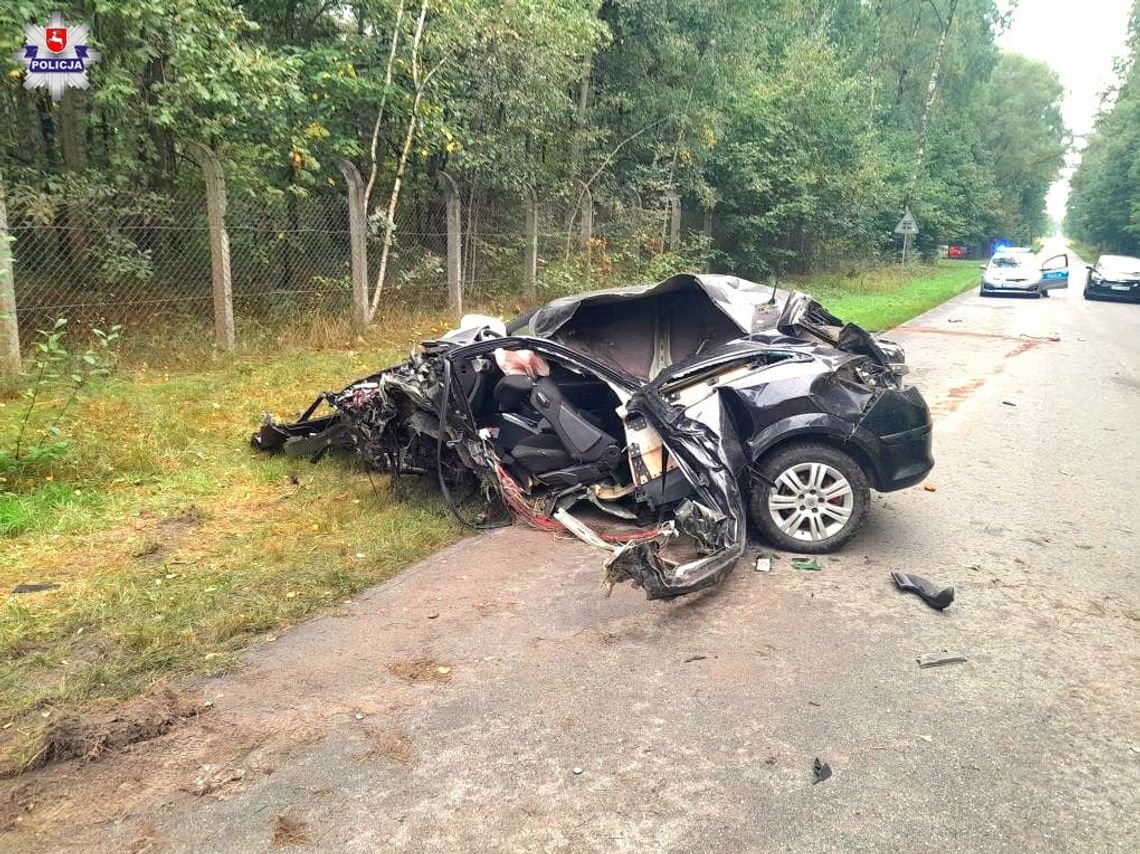 Śmierć na drodze! 21-latek uderzył w drzewo i wypadł z auta