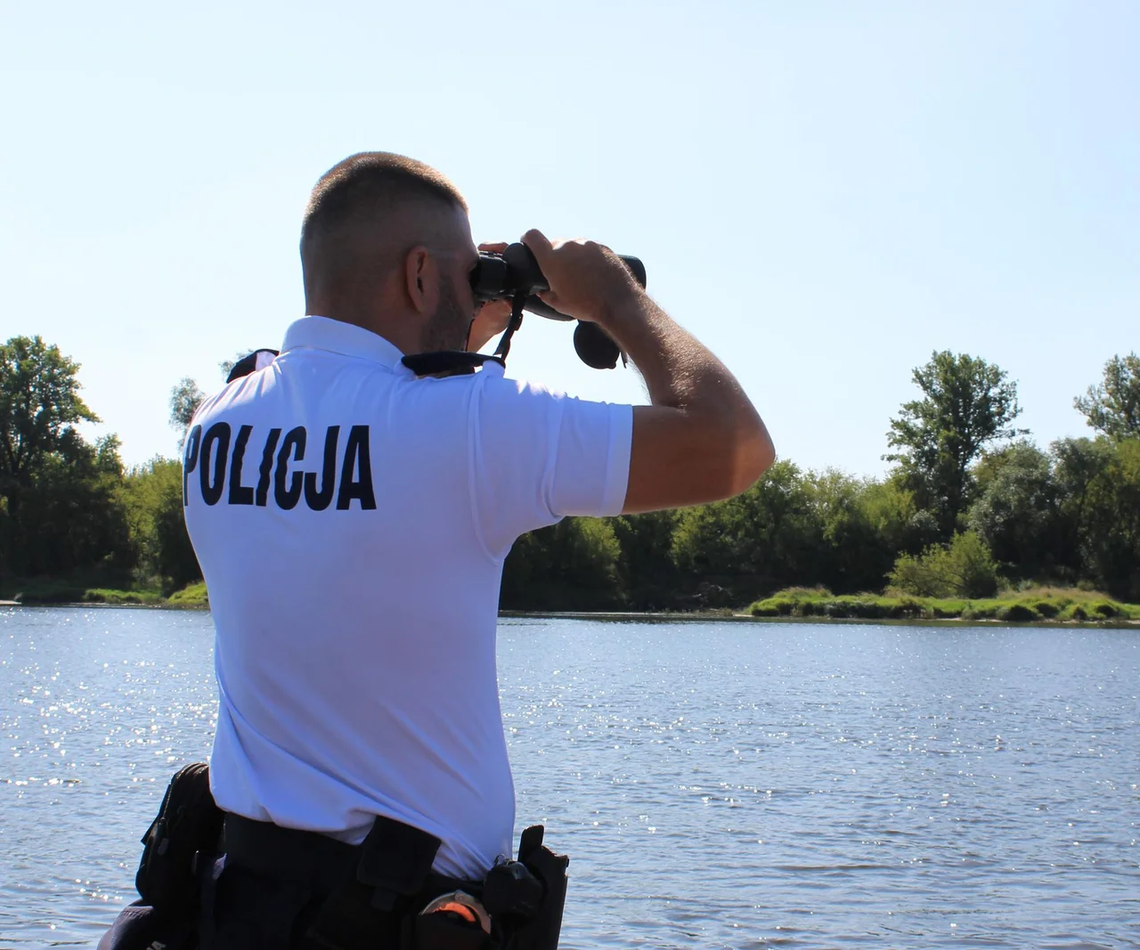 Śmierć na dzikim kąpielisku. 21-latek utonął w żwirowni [ZDJĘCIE]