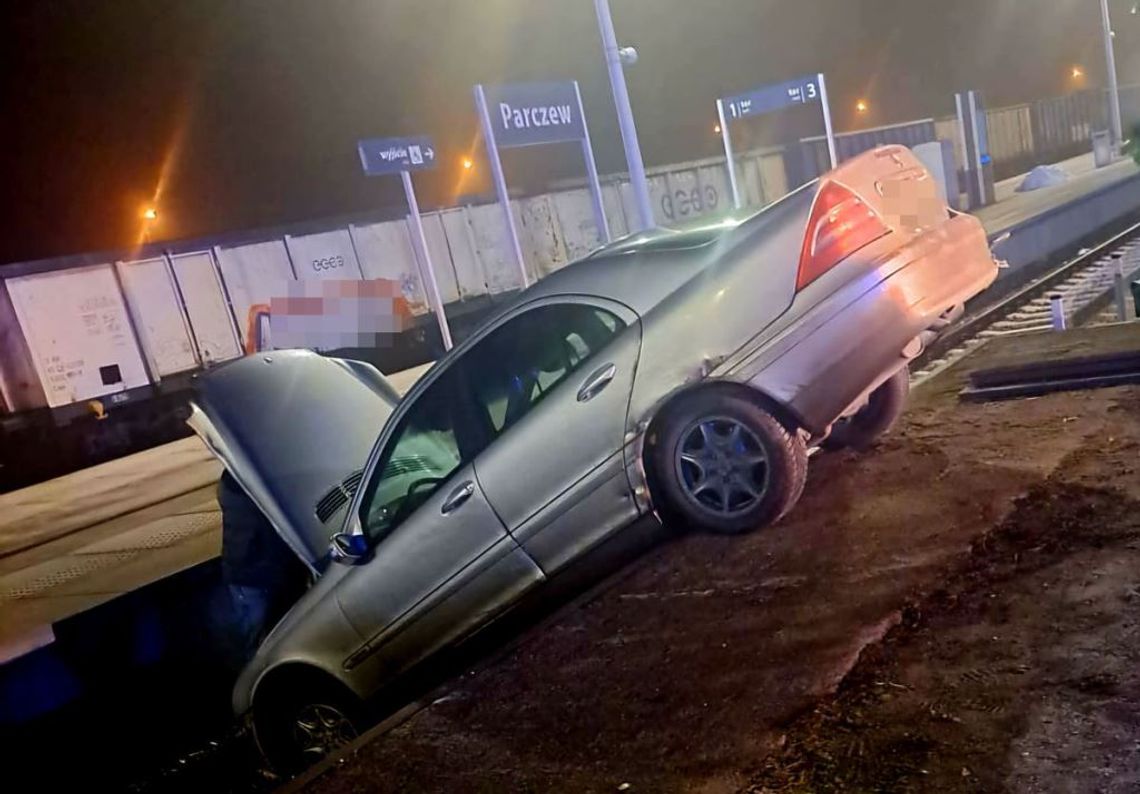 Groźny incydent na dworcu. Mercedes zawisł nad torami