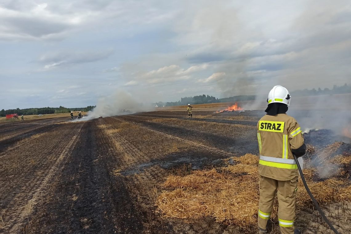 Spalił się hektar rżyska. Ucierpiała też prasa do słomy