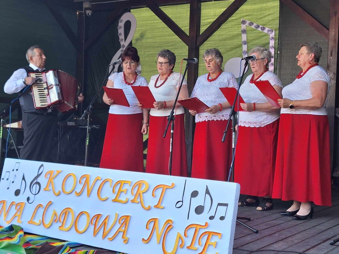 Szedłem sobie dróżyneczką, spotkałem się z kochaneczką. Niezwykły koncert w parku