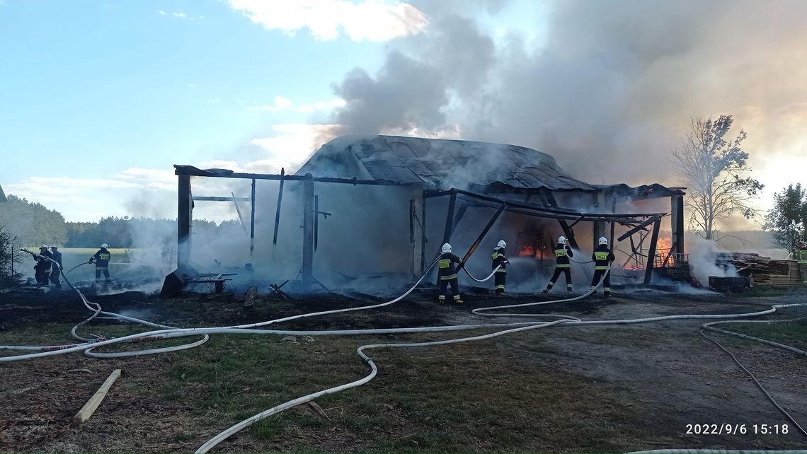 Spłonęła stodoła i sprzęt. Z ogniem walczyło 26 strażaków