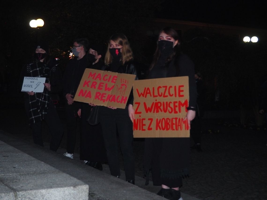 Społeczeństwo: Tłumy na ulicach, w całej Polsce zawrzało 