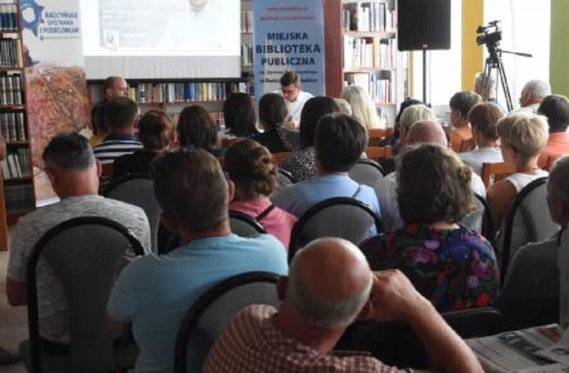 Spór o podróżników w miejskiej bibliotece. Interweniował starosta