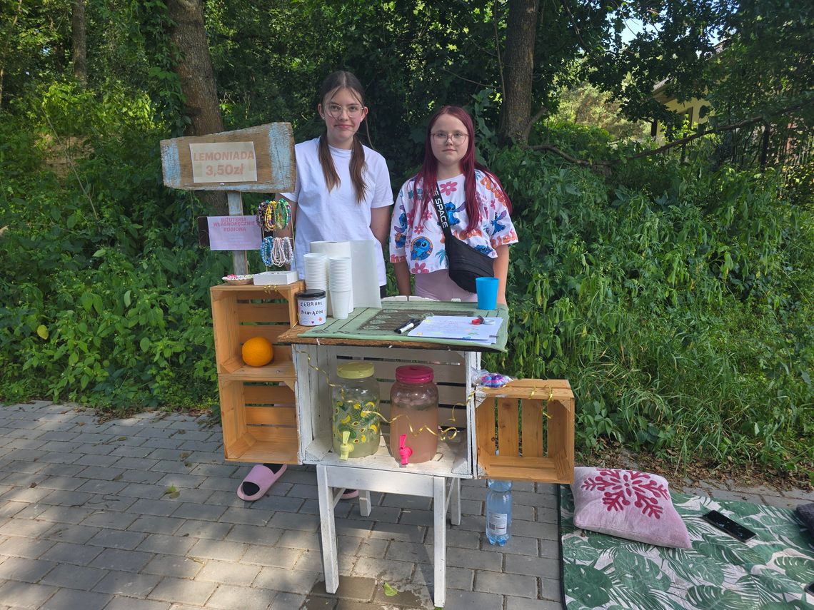 Sprzedają lemoniadę i biżuterię