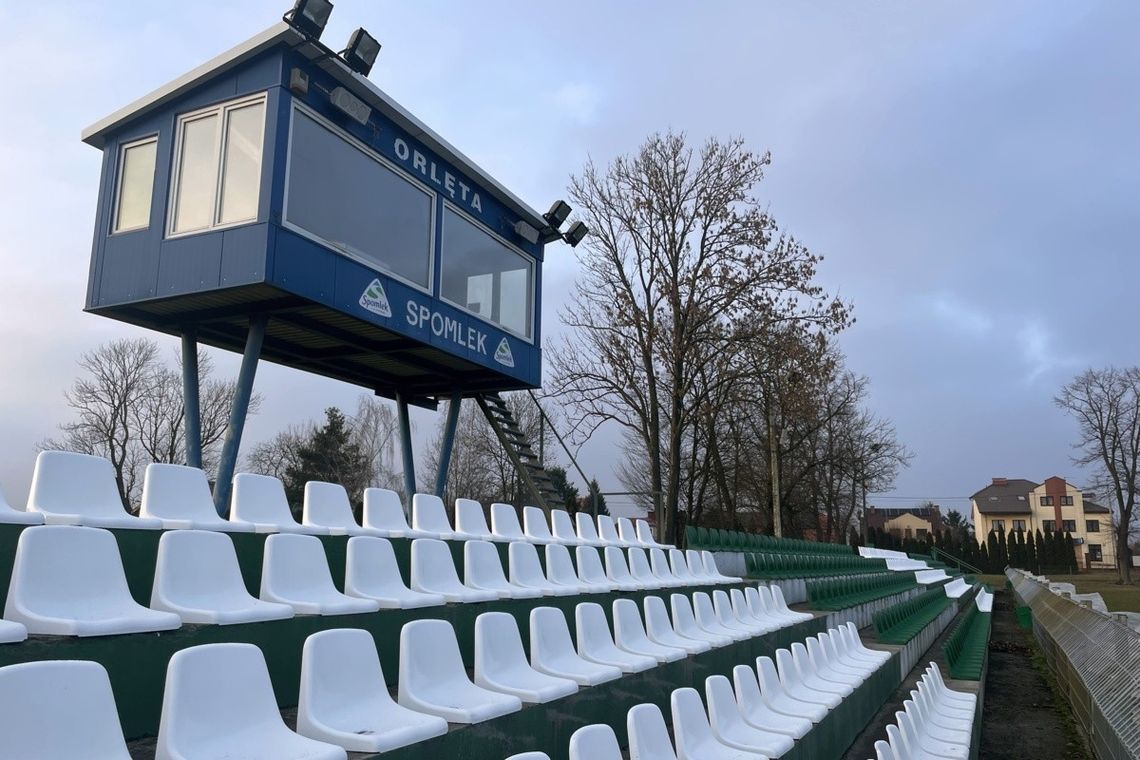 Stadion radzyńskich Orląt błyszczy nowymi siedziskami