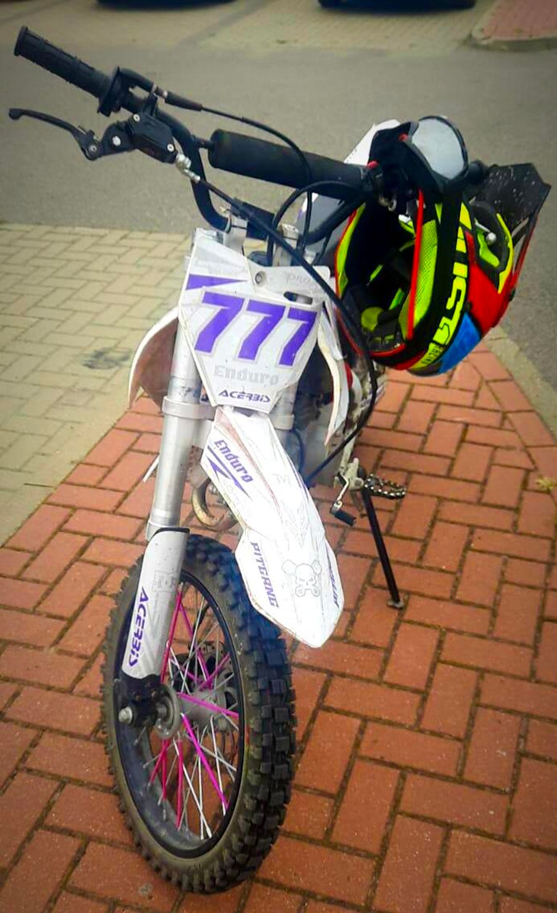 Stara Kornica. 13-latek na crossie