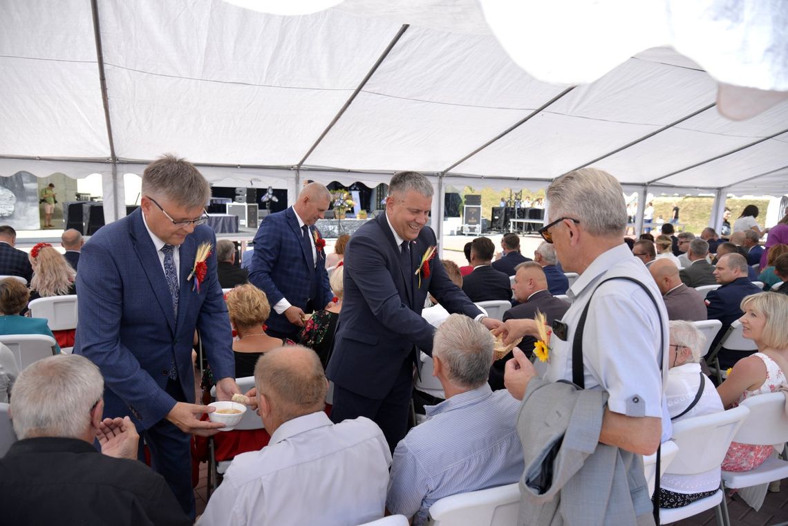 Starosta i burmistrz dzielili się chlebem i miodem