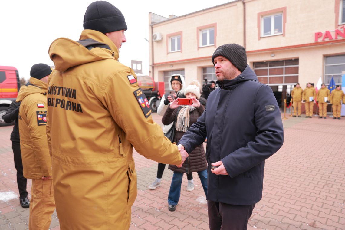 Strażacy doposażeni w wozy i sprzęt