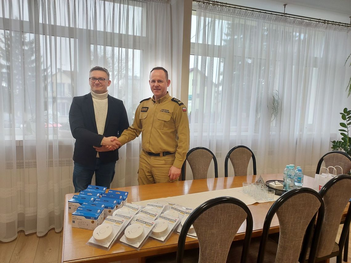 Strażacy przekazują czujniki dymu mieszkańcom gmin Strażacy przekazują czujniki dymu mieszkańcom gmin
