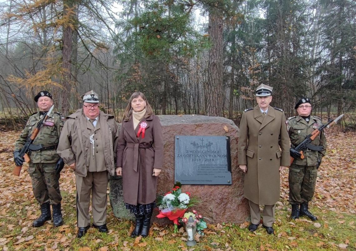 11 listopada, złożenie kwiatów pod pomnikiem przez strzelców