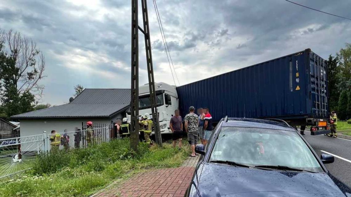 Lubelskie: Tir wbił się w parterowy dom. W środku byli ludzie!