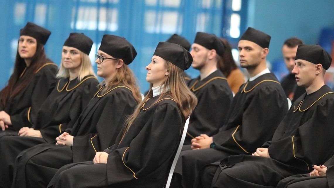 Studenci rezygnują, bo pracują. Informatyka ma zapewnić stabilność