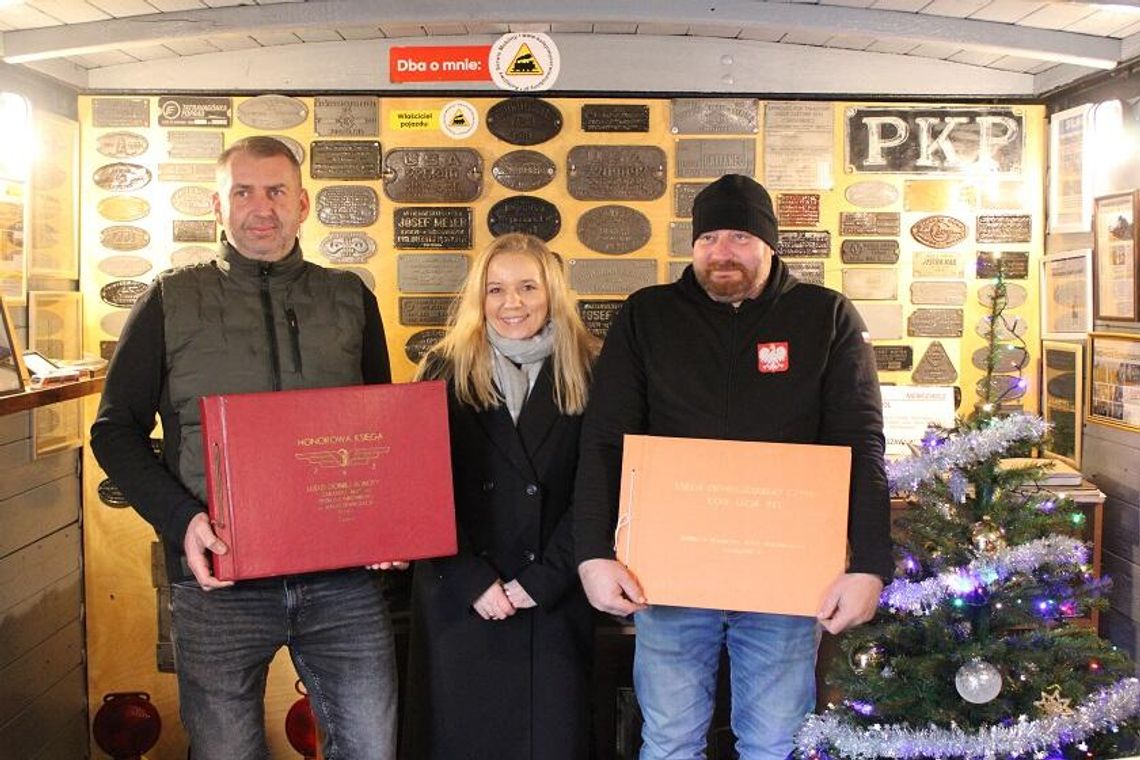 Suchy Port Przeładunkowy Małaszewicze na zdjęciach dwa albumy ze zdjęciami, pracownicy Kolejowego Serwisu Mobilnego