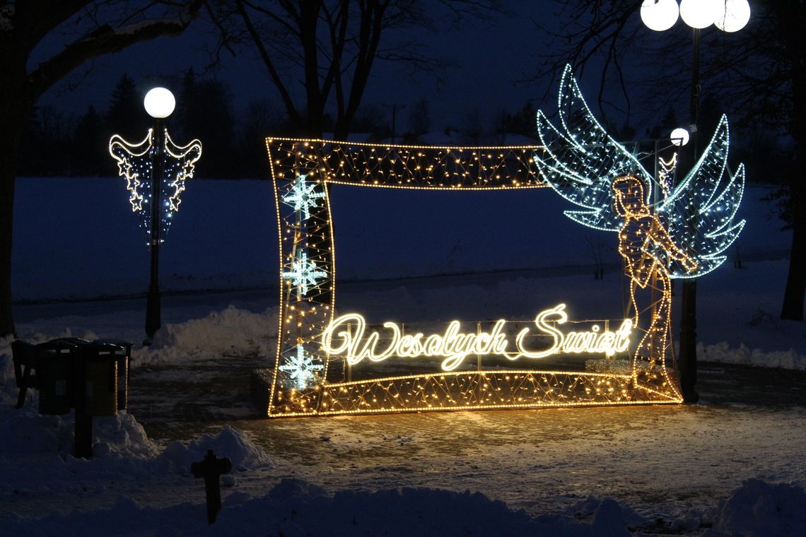 Świąteczne iluminacje w parku. Gmina Kąkolewnica zadbała o klimat