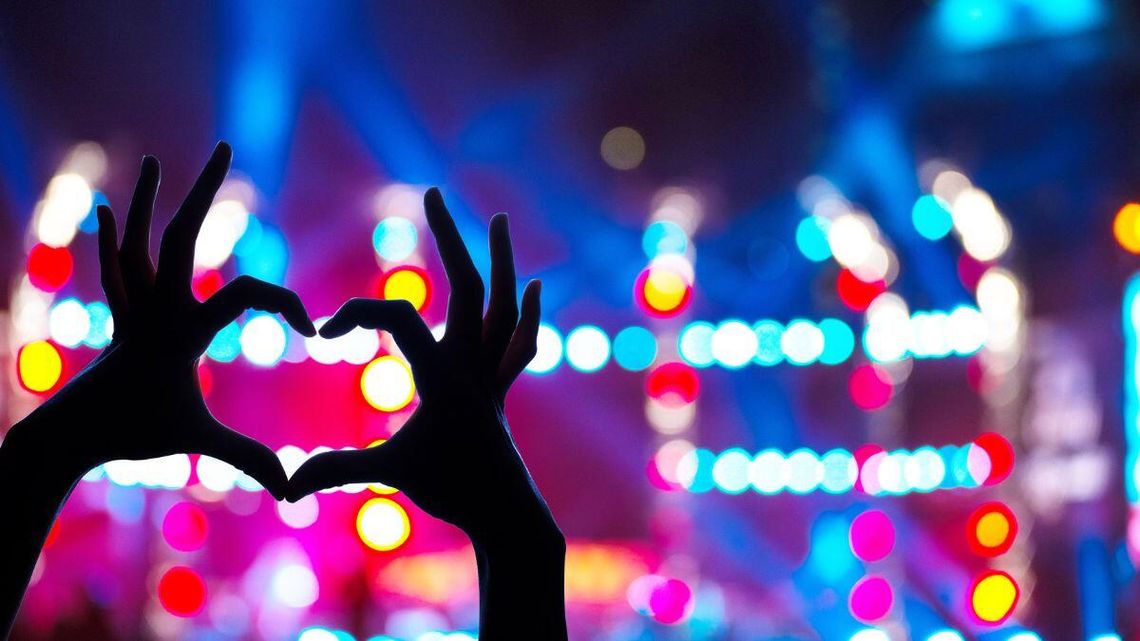 Sylwester przed telewizorem. Jedna stacja zrobi go wcześniej