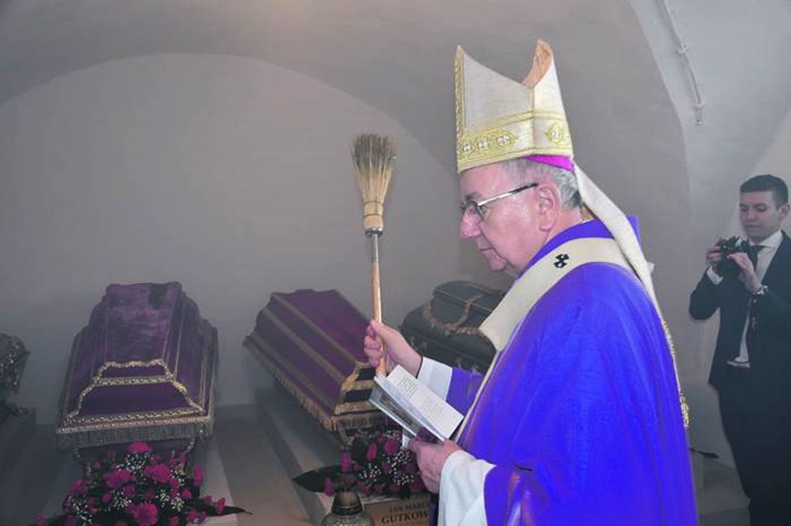 Symbolicznie pochowali janowskich biskupów