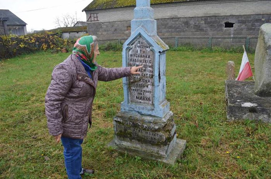 Sypią się pomniki na cmentarzu powstańców w Maniach