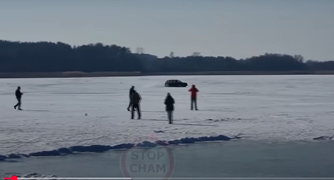 Szczyt samochodowej głupoty. Drift audi na zamarzniętym jeziorze musiał się tak skończyć [WIDEO]