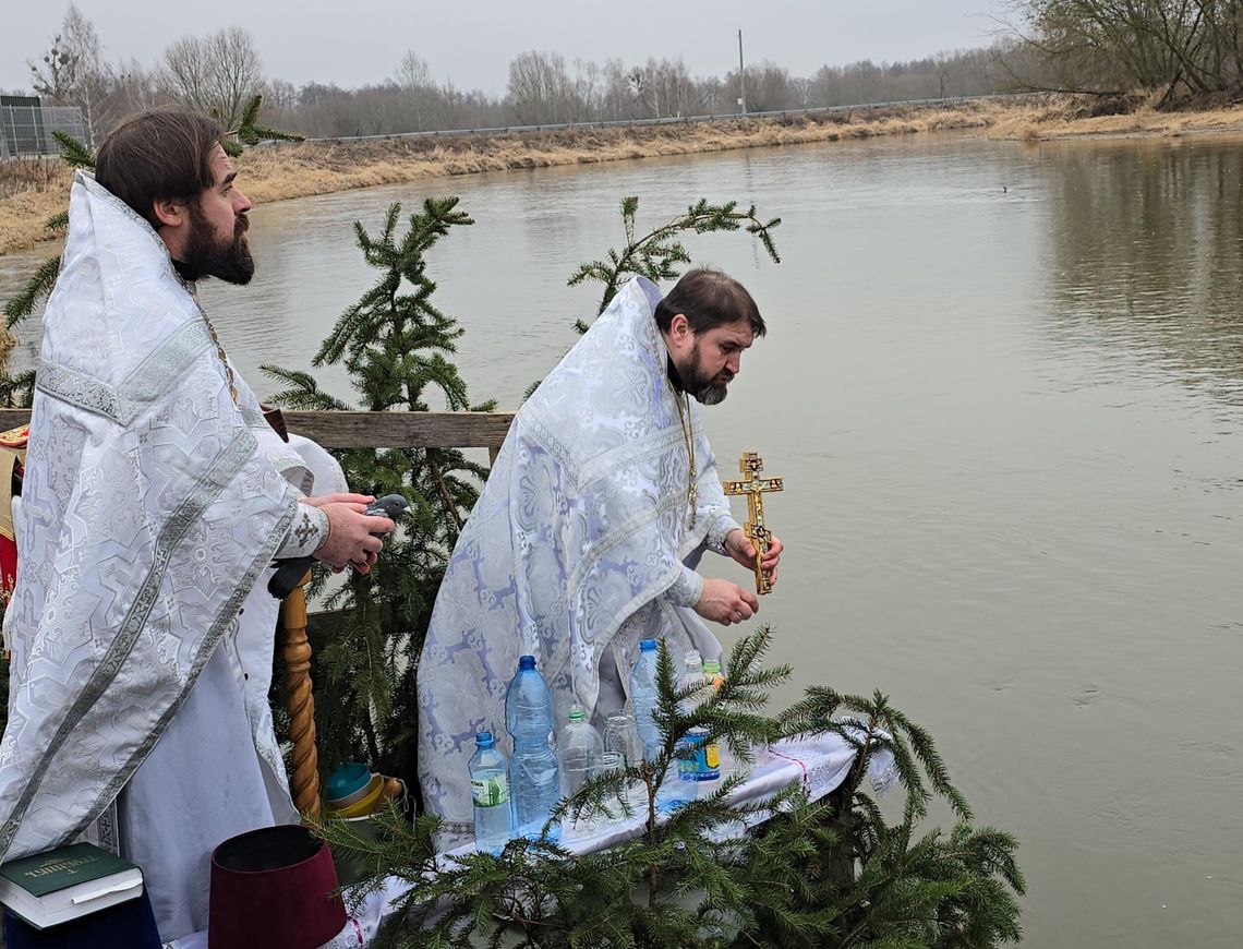 Ta woda chroni od nieszczęść i zapewnia zdrowie [ZDJĘCIA ZE ŚWIĘTA JORDANU W SŁAWATYCZACH]