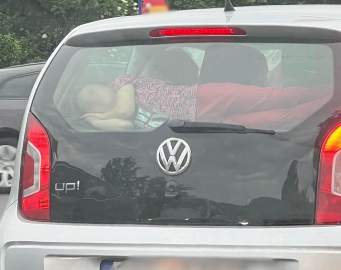 Tak na pewno nie przewozi się dziecka. Policja pokazuje zdjęcie i szuka kierowcy volkswagena