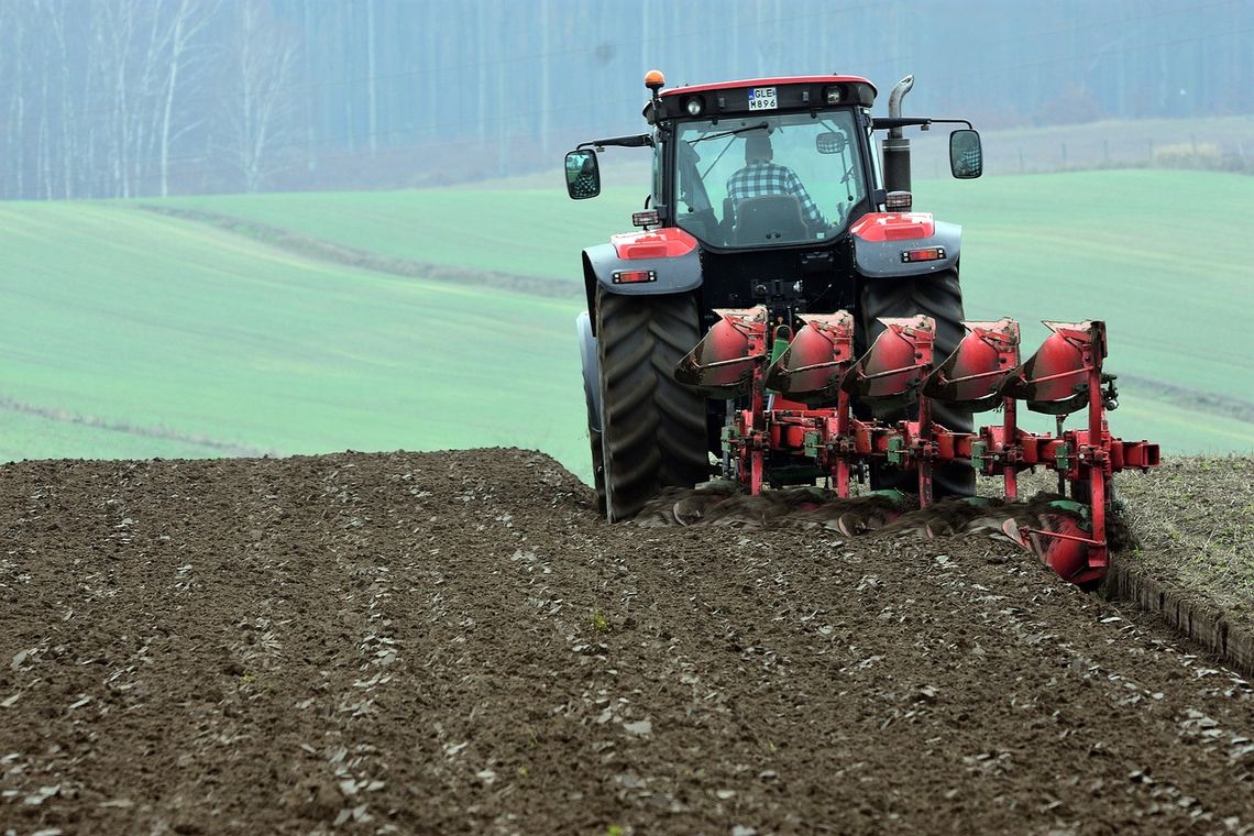 Ten ciągnik miał przyjechać ze Szwecji. Rolnik stracił 46 tys. zł