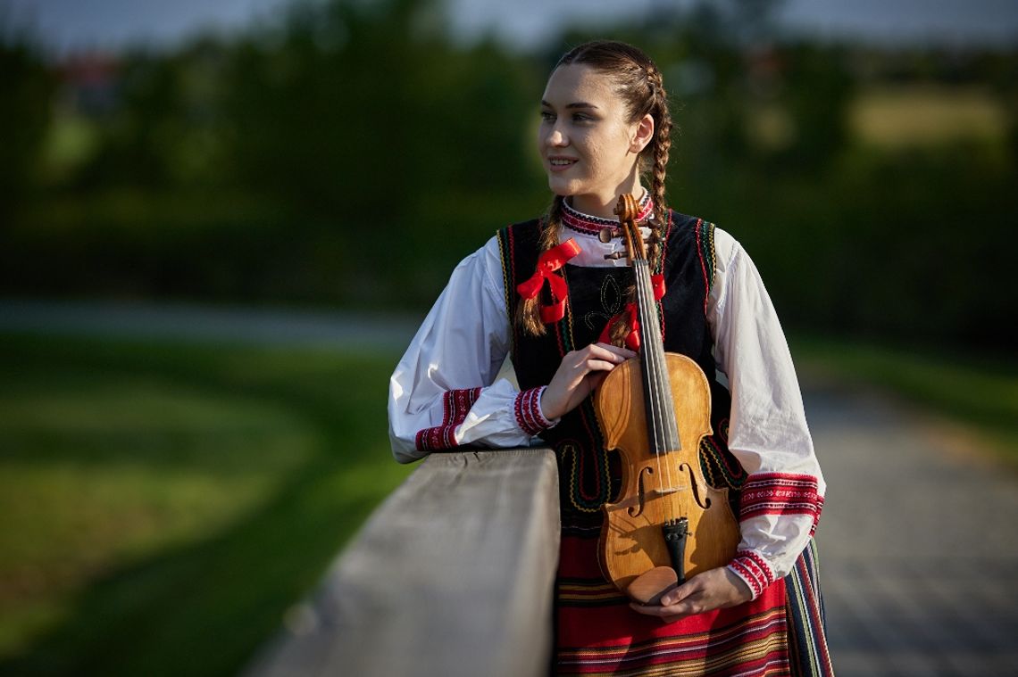 dziewczyna ze skrzypcami