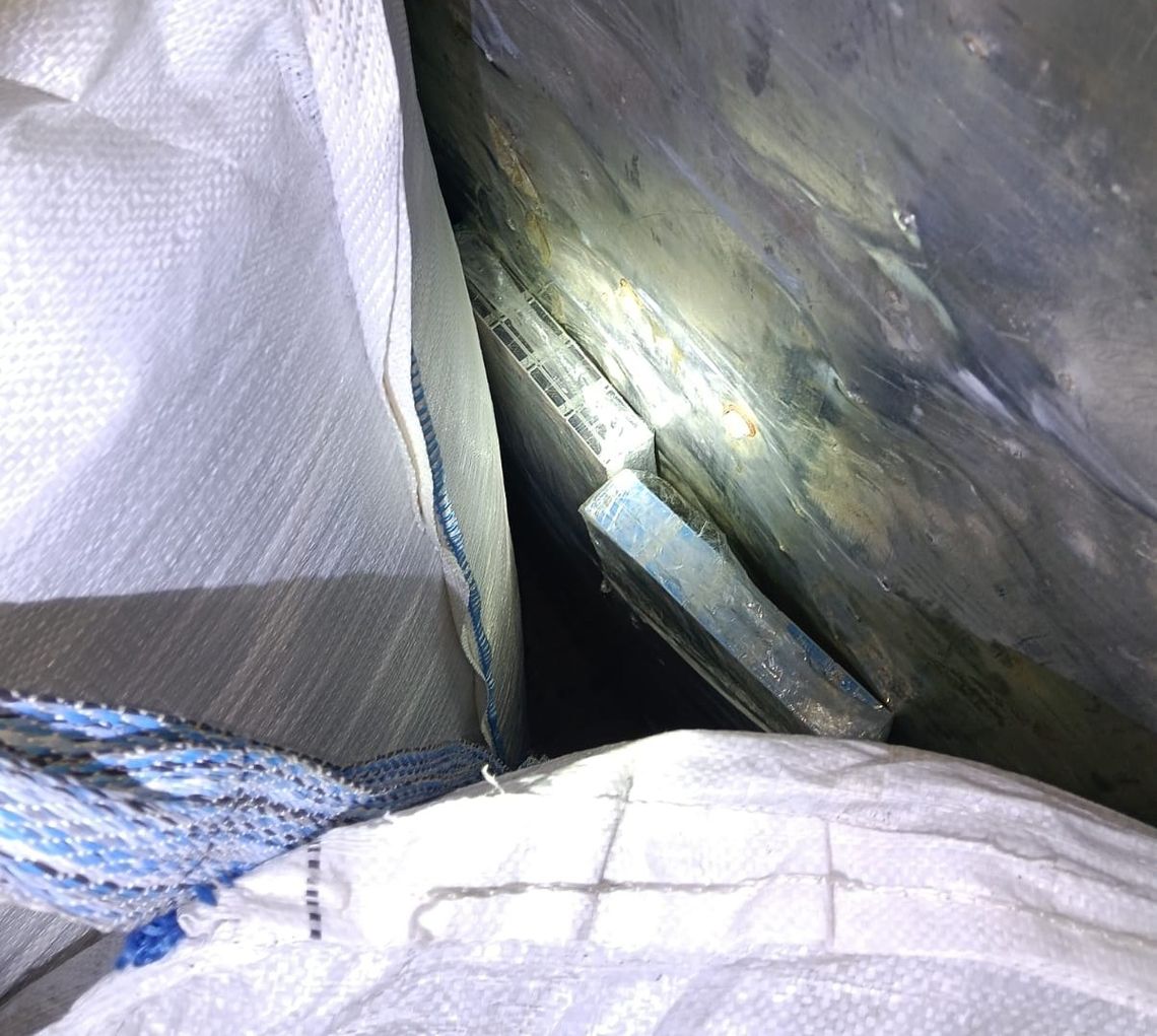 Terespol. Tysiące praczek papierosów między workami z pelletem