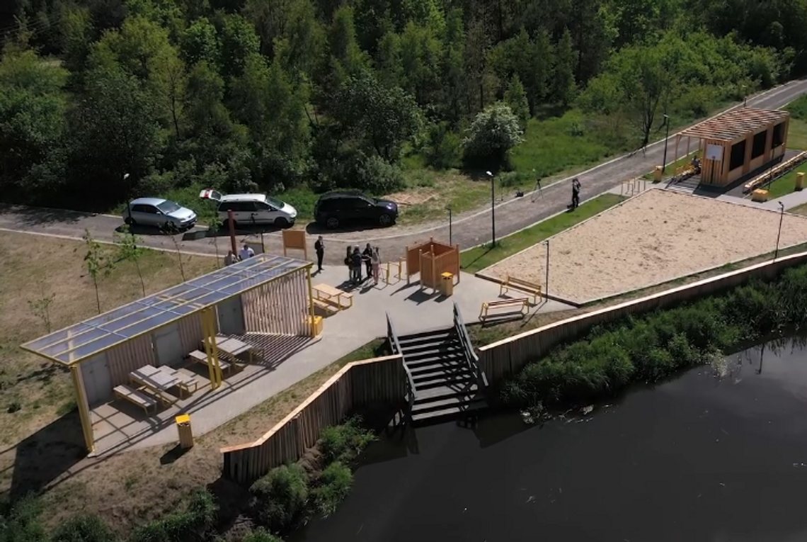 Tężnia solankowa i plaża. Nad Krzną, jak nad morzem