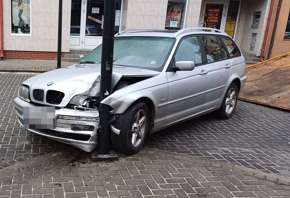 "Pożyczone" bmw wbite w latarnię. Kierowca uciekł, ale potem trafił do więzienia