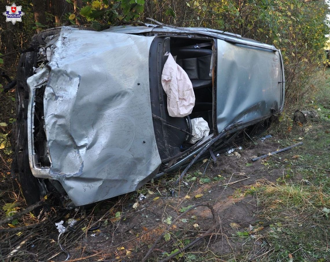 Tragedia na drodze. Dachowanie osobówki. Nie żyje jeden z pasażerów