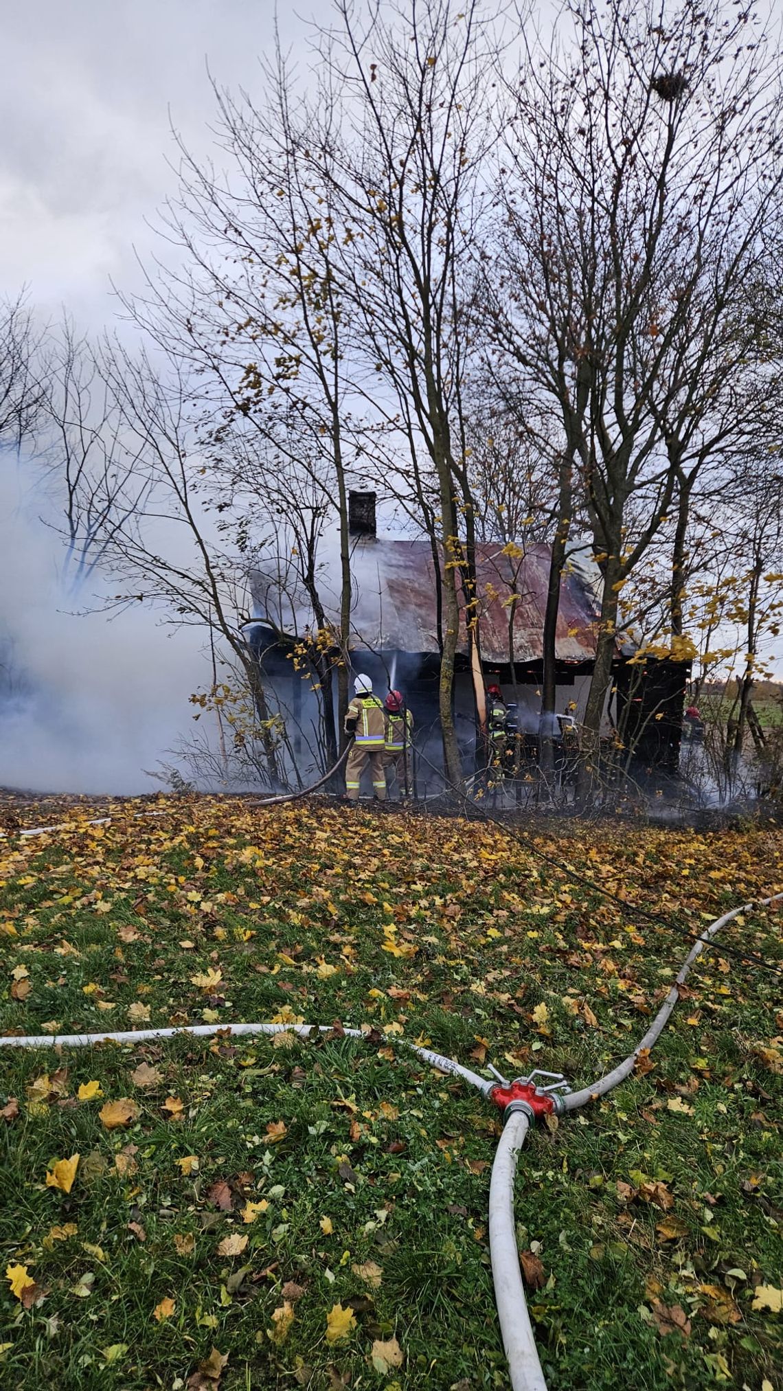 pożar domu, 31 października, strażacy gaszą pożar