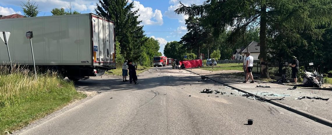 Śmiertelny wypadek w Niemojkach. Audi uderzyło w naczepę ciężarówki