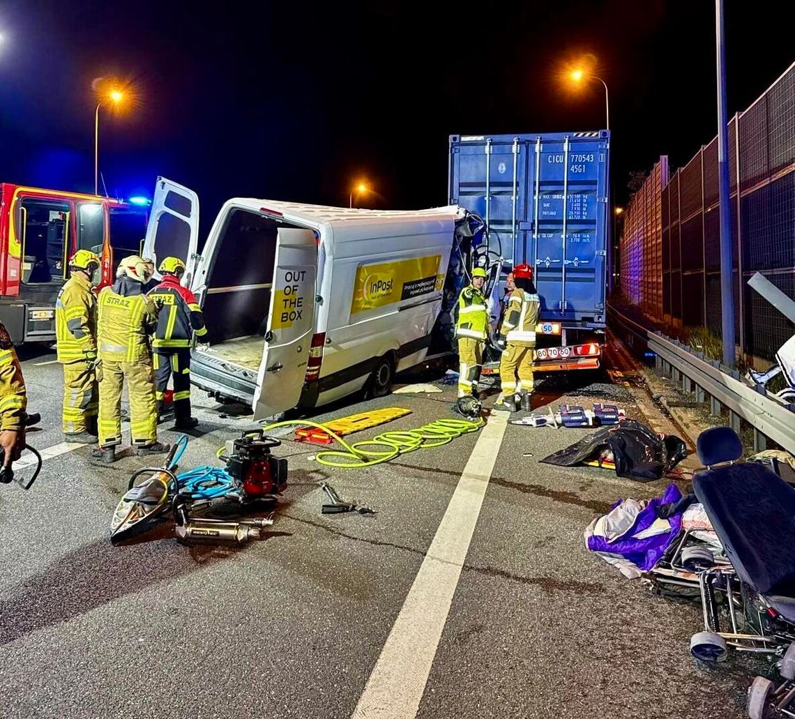 Tragiczny wypadek na węźle autostrady A2. Bus wjechał w zaparkowanego TIR-a – pięć ofiar śmiertelnych