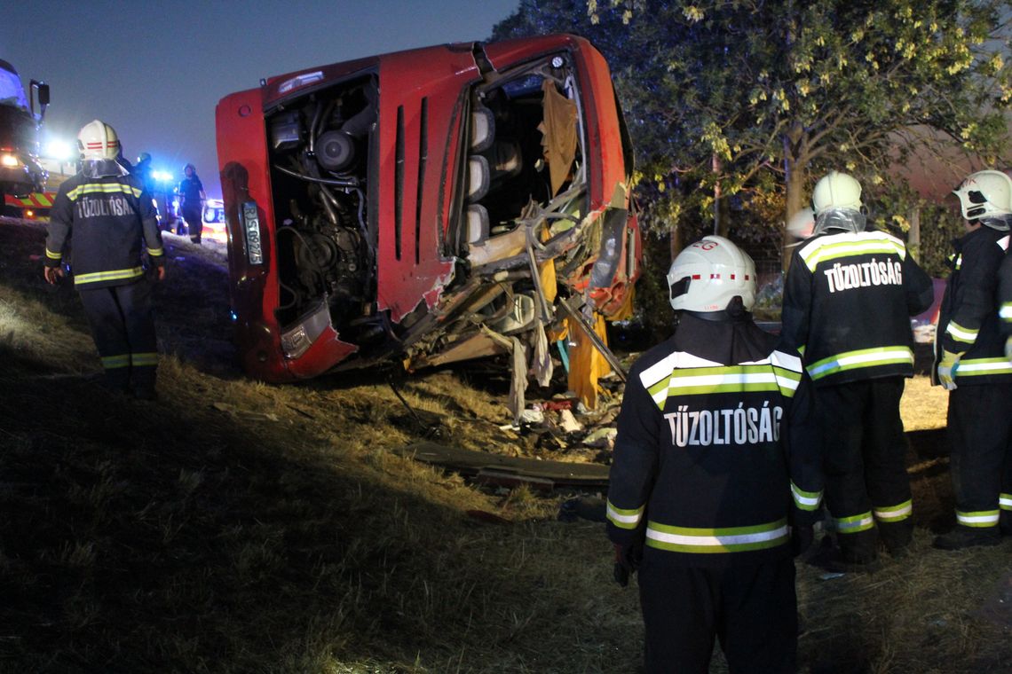 Kraj/ Świat. Tragiczny wypadek polskiego autokaru na Węgrzech. 12 osób nie żyje