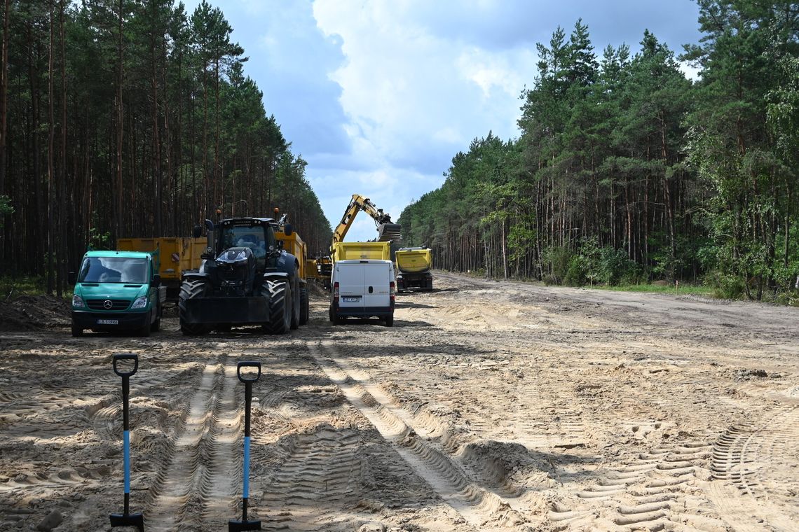 Trwa budowa drogi za niemal 100 mln zł