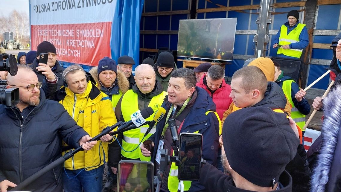 Trwa protest rolników przy przejściu granicznym w Dorohusku [ZDJĘCIA+FILMY]