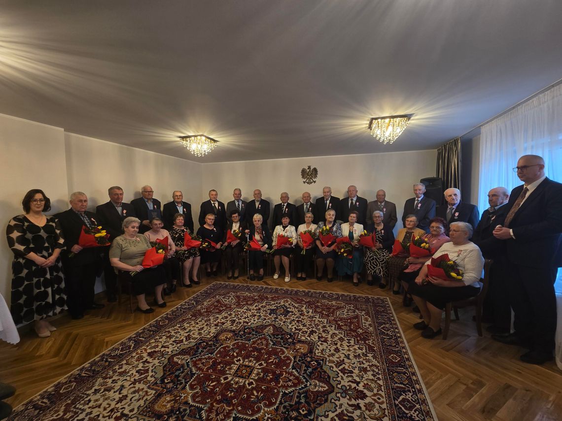 "Trzeba wybaczyć 77 razy". Złote Gody w gminie Sosnówka [FILM]