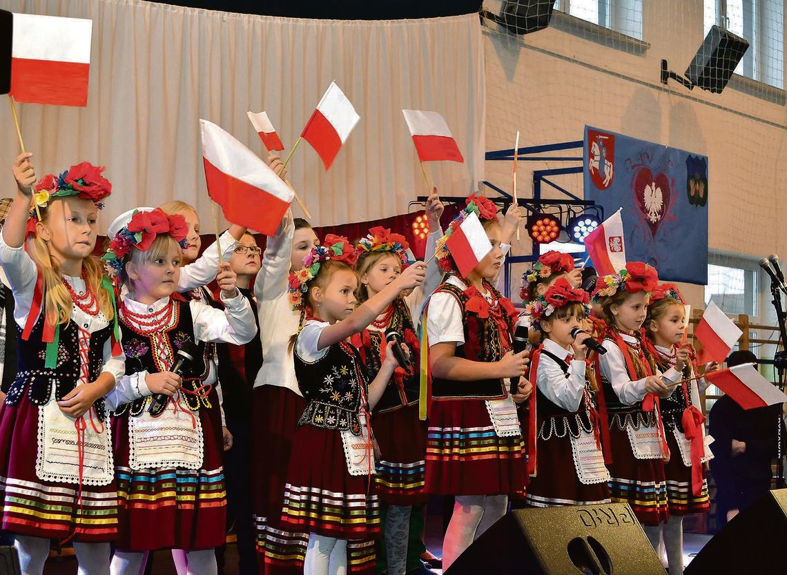 Tuczna. Zaśpiewają pieśni patriotyczne dzieci na scenie, Tuczna