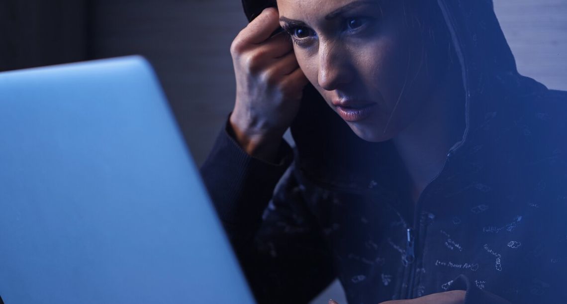 Tworzą fikcyjne twarze i fałszywe inwestycje. Reklamy na FB przynoszą miliardy Tworzą fikcyjne twarze i fałszywe inwestycje. Reklamy na FB przynoszą miliardy